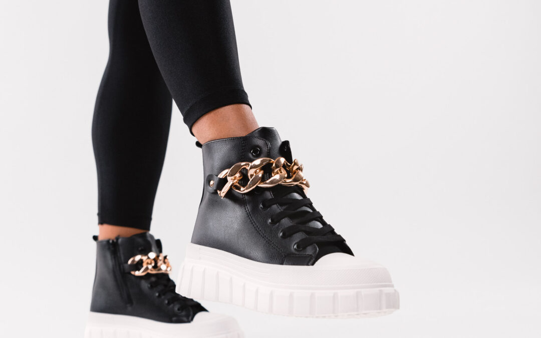 Scopri il LookBook Jomix di questo mese. Pantofole e sneakers per il cambio di stagione